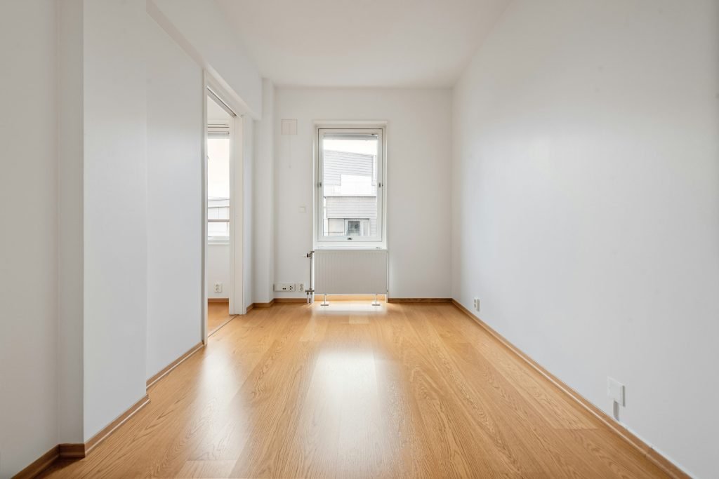 Move-in move-out cleaning — empty apartment ready